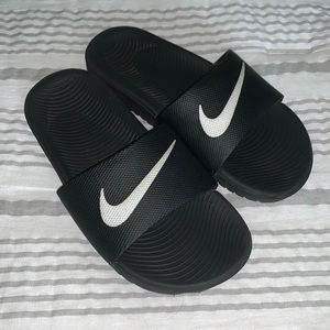 Size 1Y Black Nike Slides